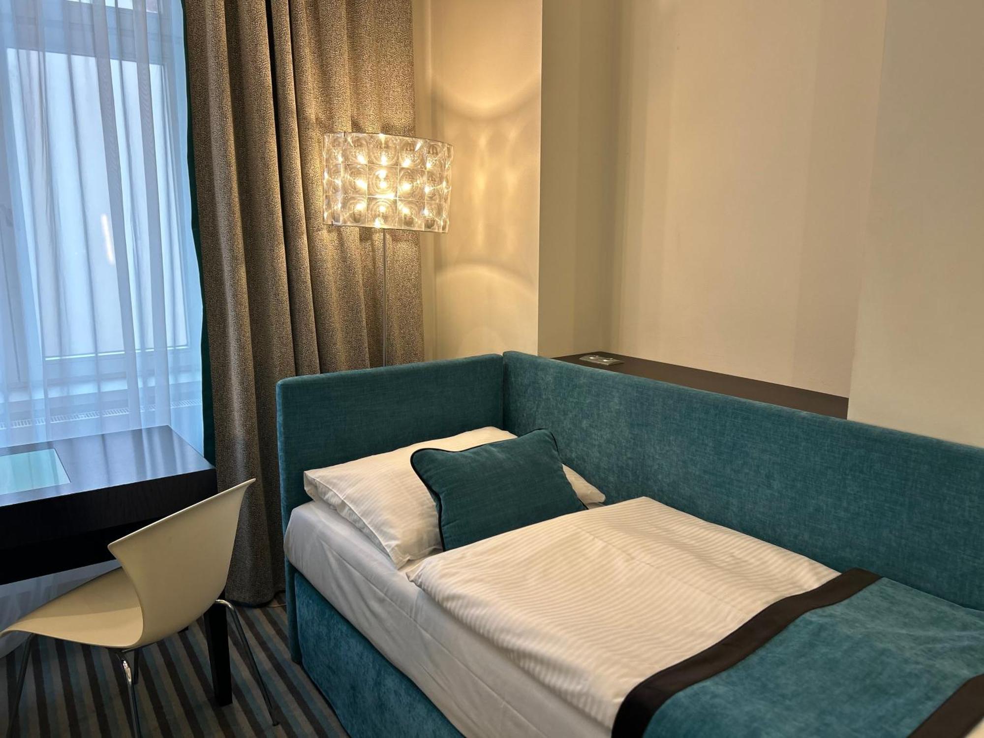 Red & Blue Design Hotel Прага Екстериор снимка