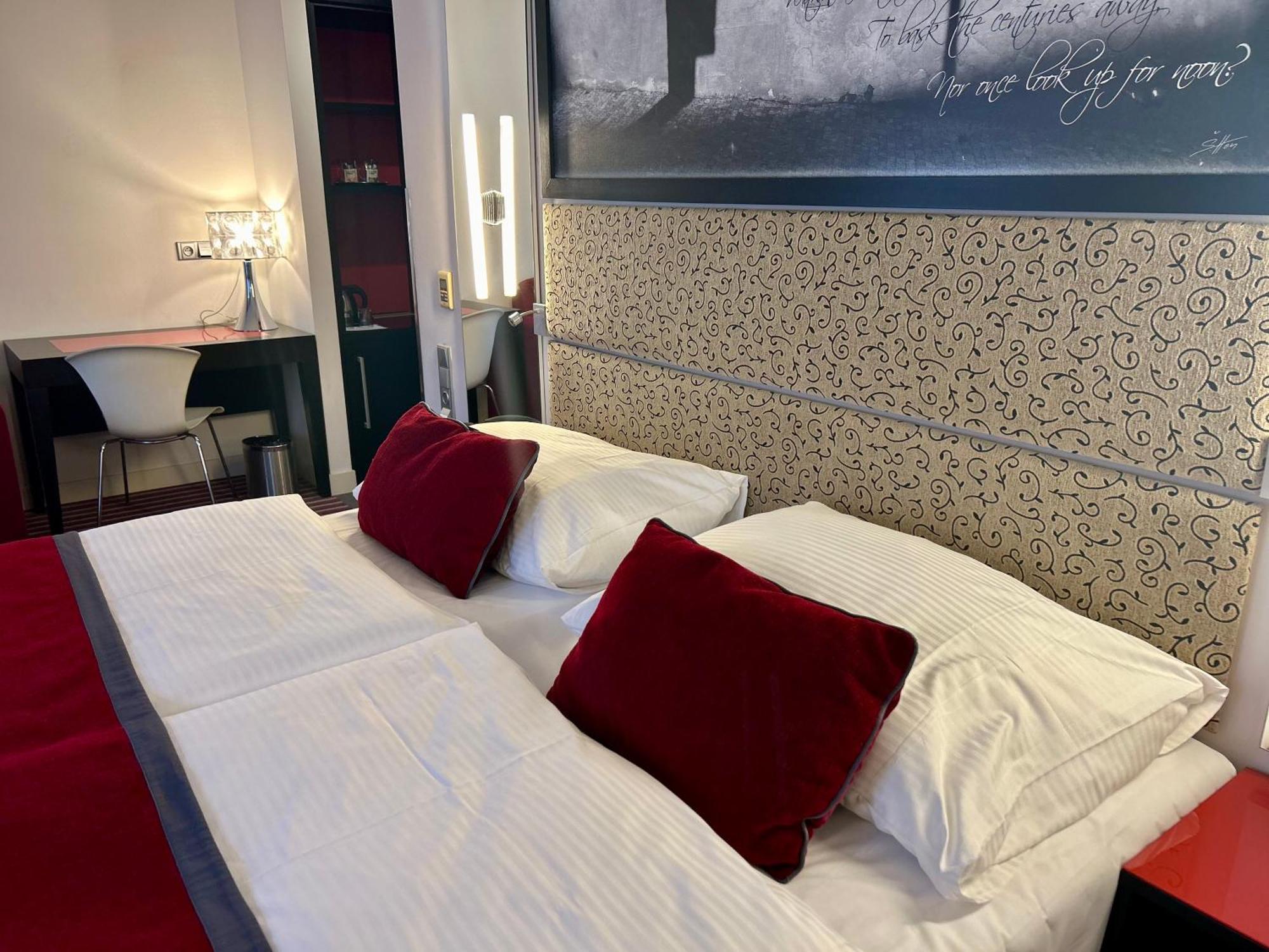 Red & Blue Design Hotel Прага Екстериор снимка